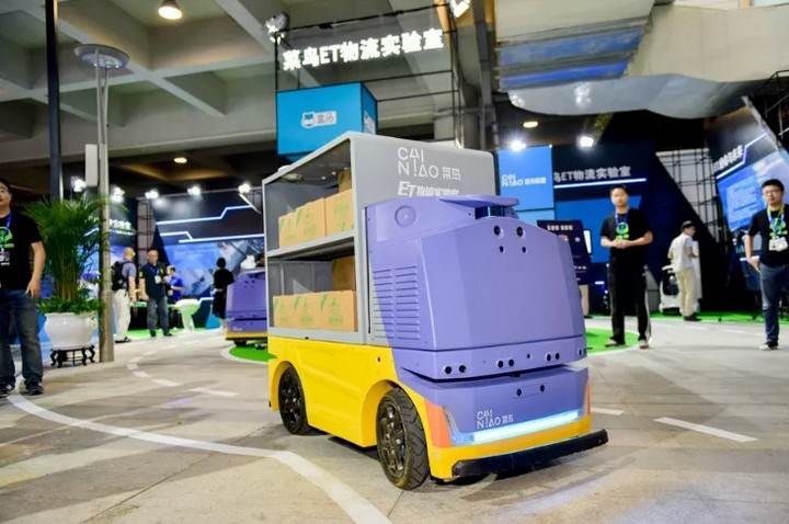Alibaba giới thiệu robot giao hàng tự động